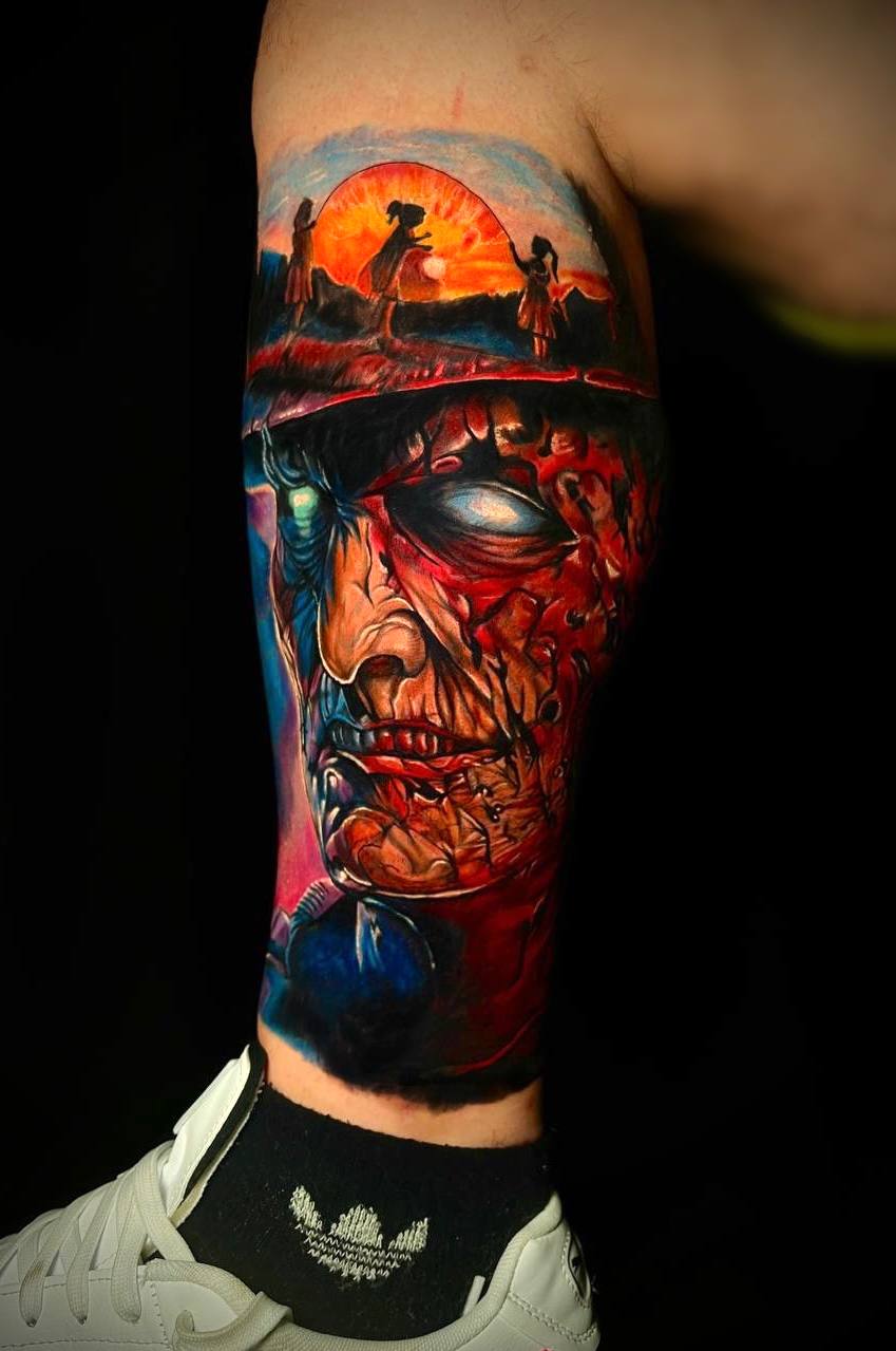 Tattoo von grimmigem Gesicht mit Landschaft, intense Farben, auf Bein mit weißem Schuh.