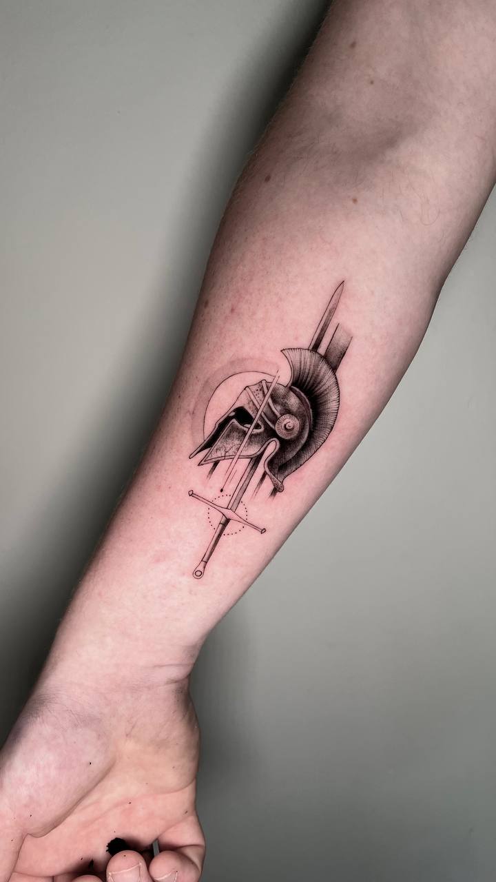 Arm mit Tattoo eines Helms und Schwertes, schwarzes Design, detailreich, moderner Stil.