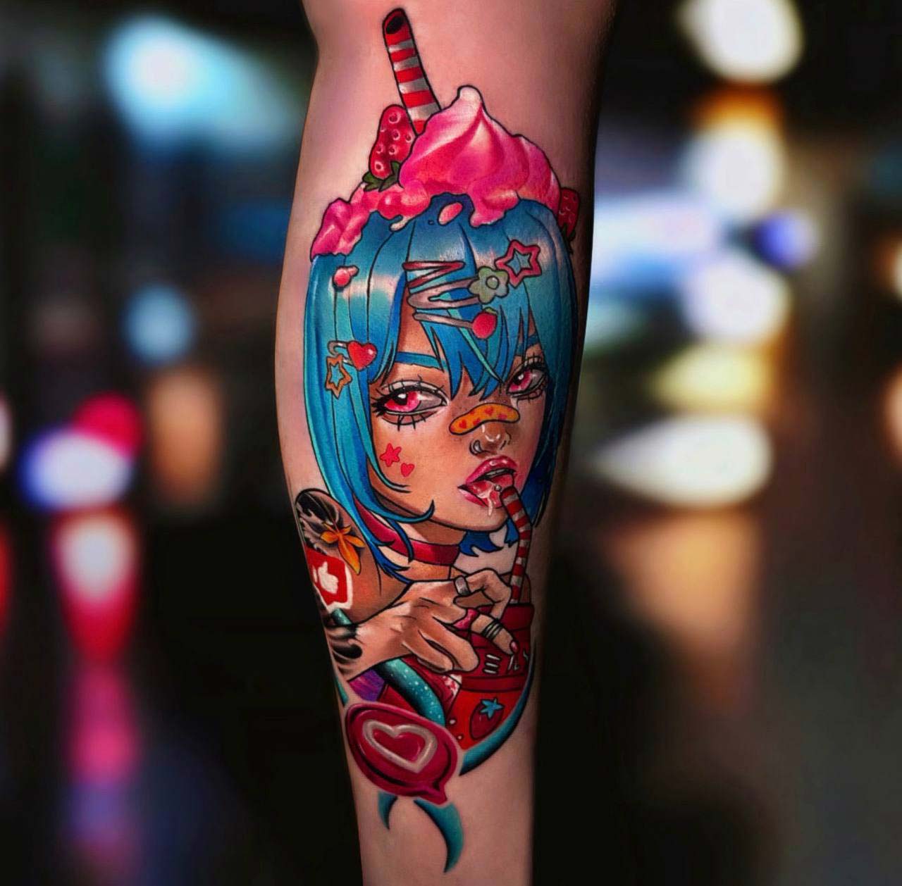 Tattoo von Mädchen mit blauem Haar, Eiscremehut, bunte Details, trinkt durch einen Strohhalm.