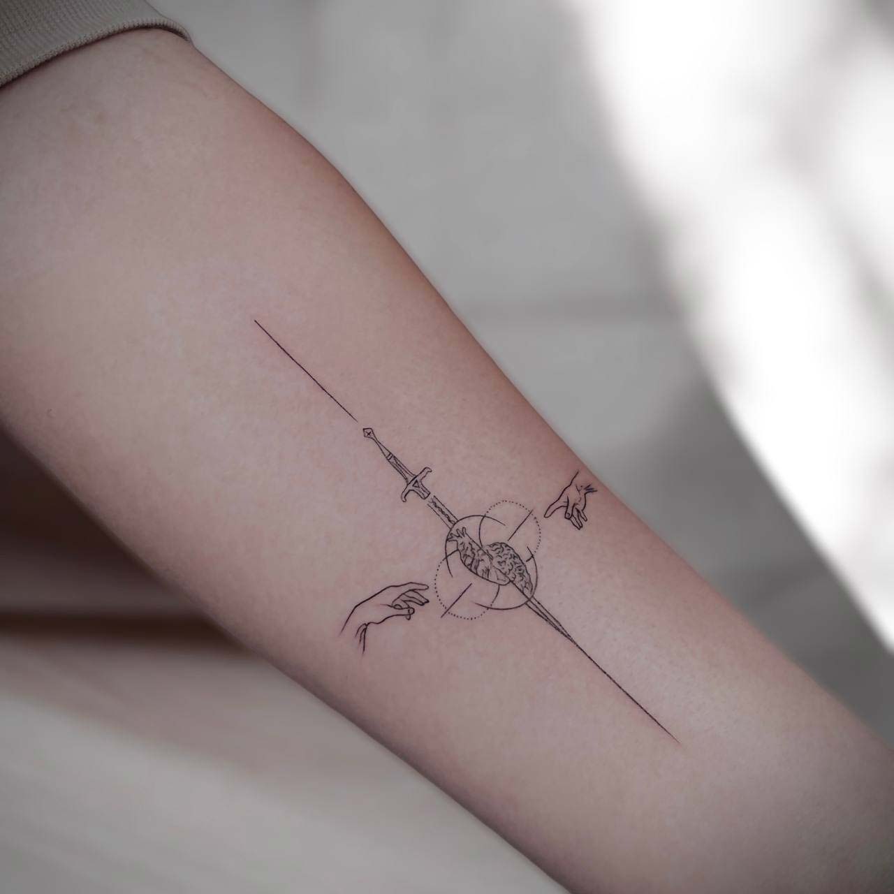 Arm mit einem filigranen Schwerttattoo, zwei Hände, feine Linien, keine Farbe.